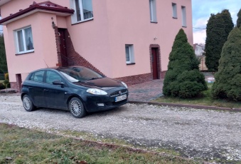 Ładny dom do zamieszkania na dużej działce - WARTO