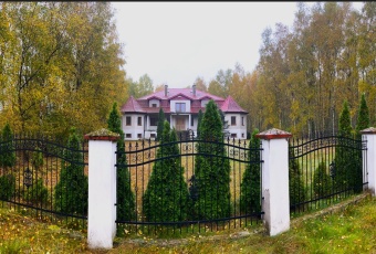 Dworek z przeznaczeniem komercyjnym lub mieszkanio