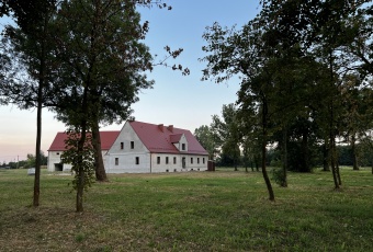 Dom na sprzedaż w Namysłów  Brzezinka o powierzchni 470 mkw