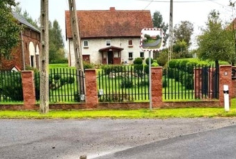 Piętrowy dom ze stodołą, dwoma garażami i działką 