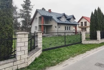 Dom nad zalewem w Radłowie w otoczeniu zieleni