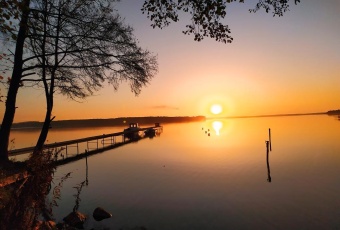 Dom nad jeziorem z własnym brzegiem i pomostem