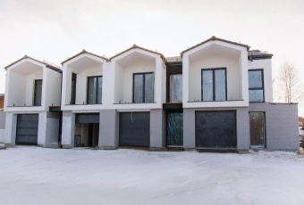 Nowoczesny dom szeregowy z widokiem na jezioro