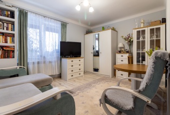 2 pokoje w kamienicy z widną osobną kuchnią !