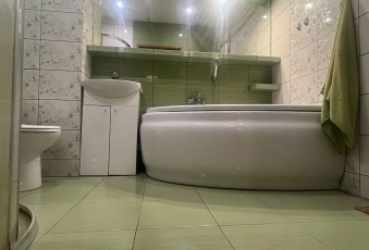 2/3 pokoje, kuchnia ze spiżarnią, ogródek, do rem.