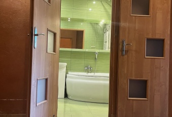 2/3 pokoje, kuchnia ze spiżarnią, ogródek, do rem.