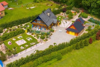 Artystyczny dom z ogrodem japońskim