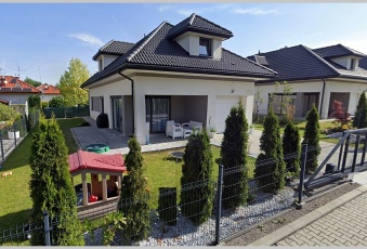 Dom jednorodzinny parterowy z poddaszem użytkowym.