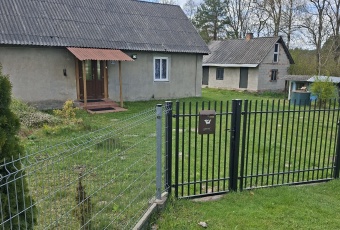 Parterowy przedwojenny dom jednorodzinny.