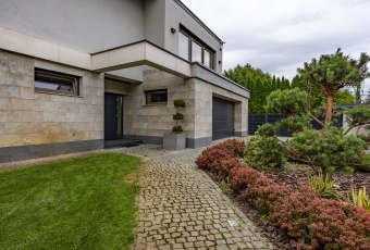 Nowoczesny dom z basenem blisko Warszawy.