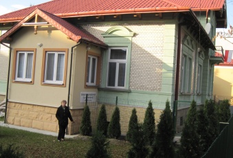 Zabytkowy dworek położony w centrum części miasta