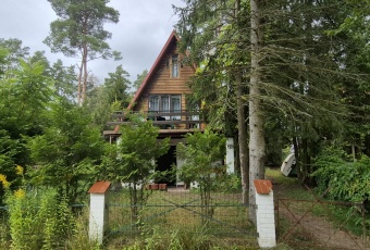 Domek letniskowy w lesie nad jeziorem z sauną