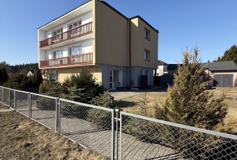 Dom z 3 niezależnymi wejściami na 2 bądź 3 rodzin 