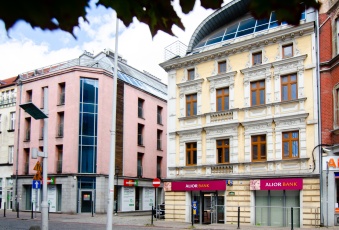 Lokal z dużymi witrynami przy Agorze Bytom
