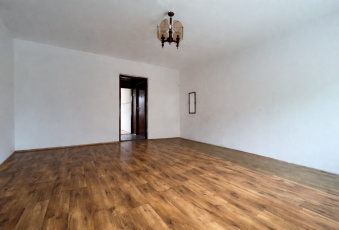 1 lub 2 pok do remontu 33m² + 4m² piwnica, parking