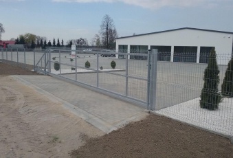 Działka z budynkiem handlowo-usługowym przy dk 60