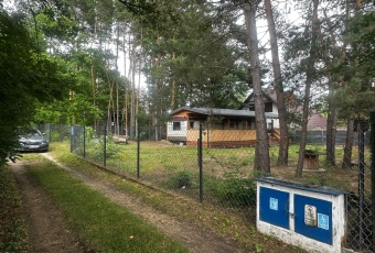 Działka budowlana z domkiem na 8 osób i tarasem